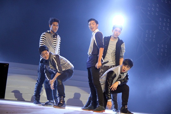  เวทีกามิกาเซ่ เดือด ! ทรี.ทู.วัน ใบเตย สาดมันส์ สนั่นฮอลล์