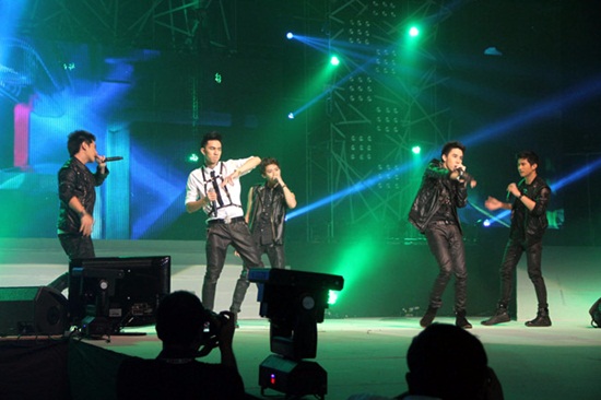  เวทีกามิกาเซ่ เดือด ! ทรี.ทู.วัน ใบเตย สาดมันส์ สนั่นฮอลล์