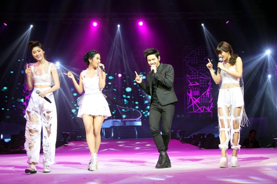  เวทีกามิกาเซ่ เดือด ! ทรี.ทู.วัน ใบเตย สาดมันส์ สนั่นฮอลล์