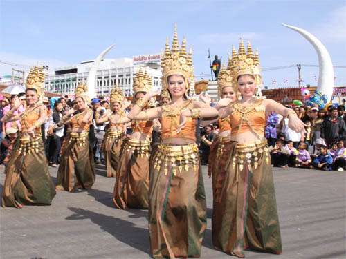 ชวนเที่ยว งานช้างสุรินทร์ 2555 ชมโชว์ช้างสุดอลังการ