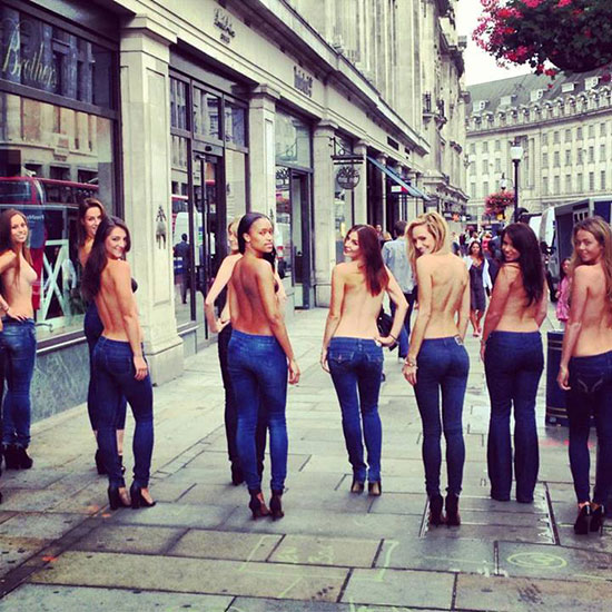 กองทัพสาวบราไร้สาย เดินอวดอกโปรโมทสินค้ากลางกรุงลอนดอน