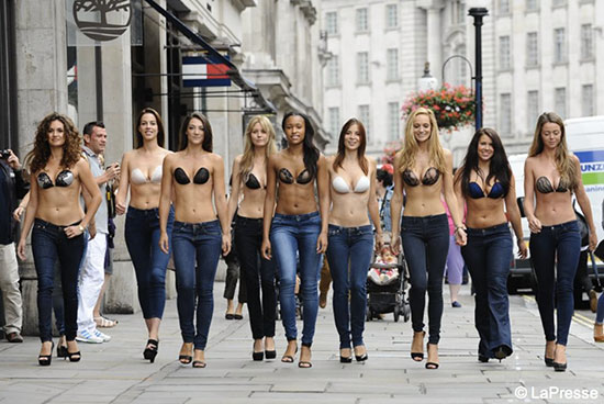 กองทัพสาวบราไร้สาย เดินอวดอกโปรโมทสินค้ากลางกรุงลอนดอน