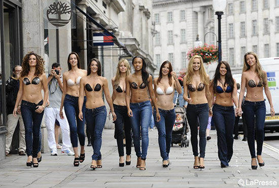 กองทัพสาวบราไร้สาย เดินอวดอกโปรโมทสินค้ากลางกรุงลอนดอน