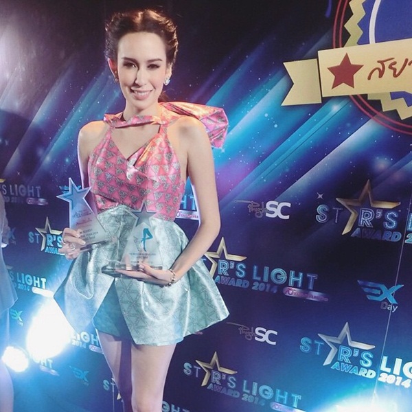  ปู ไปรยา คว้าอันดับ 1 จากโผ 50 สาวเซ็กซี่ สตาร์ไลท์ อวอร์ด 2014