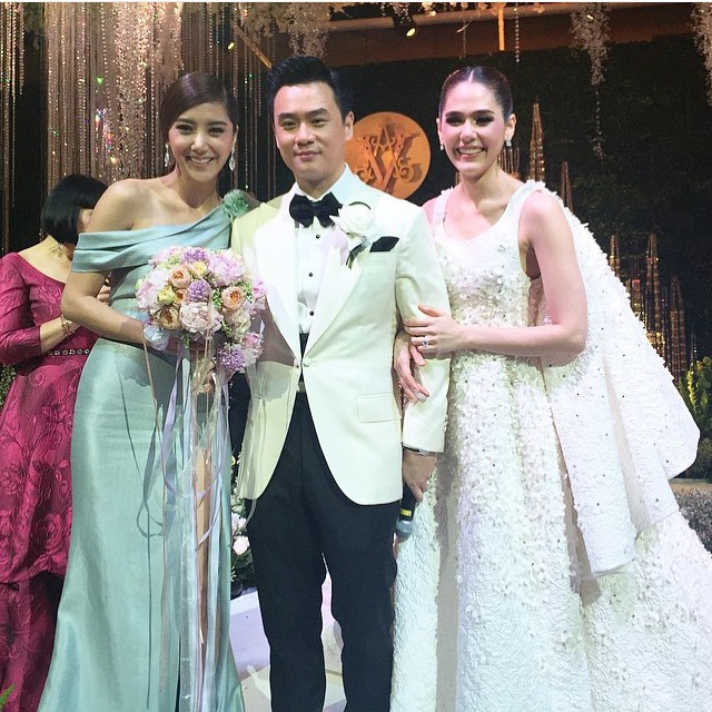 ไอซ์ อภิษฎา รับช่อดอกไม้งานแต่งงาน ชมพู่ น็อต 