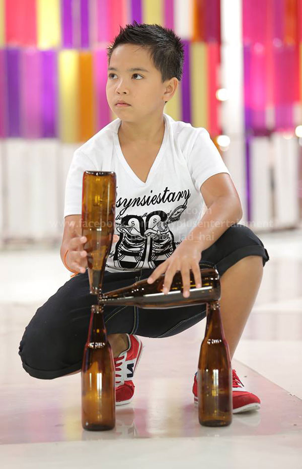 น้องไอซ์ เด็กชายยอดกตัญญู ทำงานสู้ชีวิต ตั้งขวดโชว์หาเงินช่วยยาย