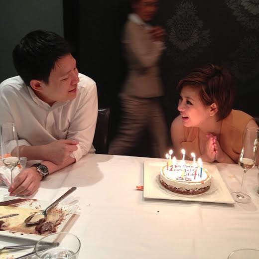 โอ๋ ภัคจีรา ยิ้มแก้มปริ สามีหอบเค้กมาเซอร์ไพรส์วันเกิด