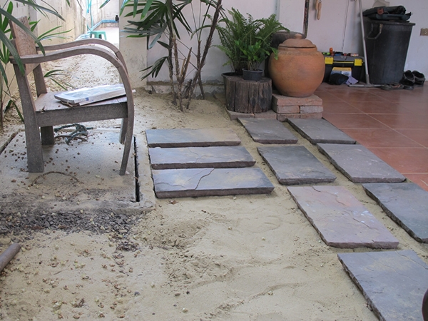 เปลี่ยนพื้นที่รก ๆ ริมรั้ว เป็นมุมจิบกาแฟชิล ๆ