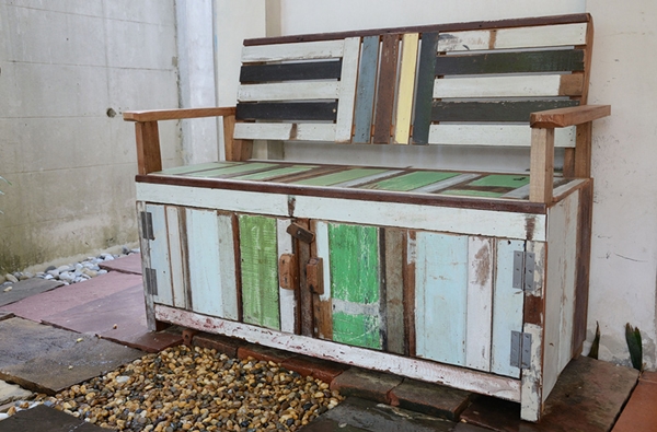 เปลี่ยนพื้นที่รก ๆ ริมรั้ว เป็นมุมจิบกาแฟชิล ๆ