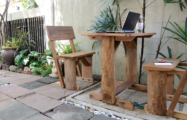 เปลี่ยนพื้นที่รก ๆ ริมรั้ว เป็นมุมจิบกาแฟชิล ๆ