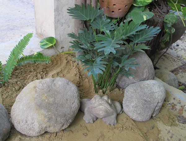 เปลี่ยนพื้นที่รก ๆ ริมรั้ว เป็นมุมจิบกาแฟชิล ๆ