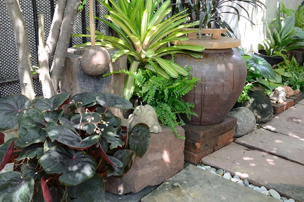 เปลี่ยนพื้นที่รก ๆ ริมรั้ว เป็นมุมจิบกาแฟชิล ๆ