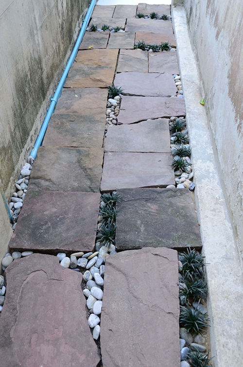 เปลี่ยนพื้นที่รก ๆ ริมรั้ว เป็นมุมจิบกาแฟชิล ๆ