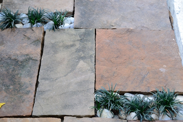 เปลี่ยนพื้นที่รก ๆ ริมรั้ว เป็นมุมจิบกาแฟชิล ๆ