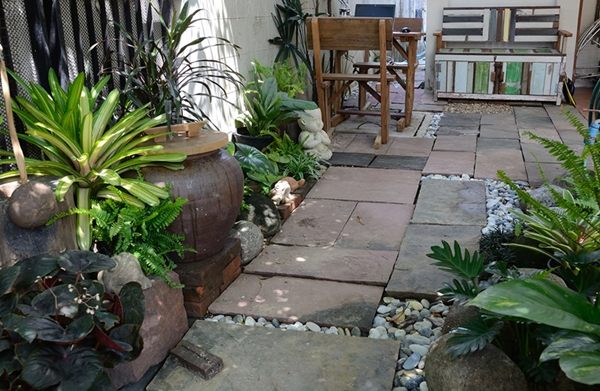 เปลี่ยนพื้นที่รก ๆ ริมรั้ว เป็นมุมจิบกาแฟชิล ๆ