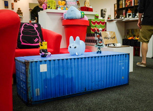 ไวนิลสารพัดนึก เปลี่ยนกล่องกระดาษเป็นโต๊ะกาแฟตู้คอนเทนเนอร์