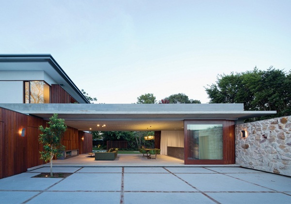 บ้าน 2 ชั้นครึ่งปูนครึ่งไม้ มีห้องนั่งเล่นแยกจากตัวบ้าน