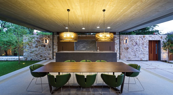 บ้าน 2 ชั้นครึ่งปูนครึ่งไม้ มีห้องนั่งเล่นแยกจากตัวบ้าน