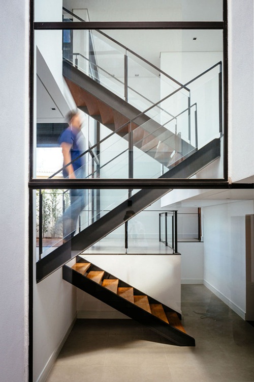 แบบบ้านเล่นระดับ 4 ชั้น สวยเรียบง่ายสไตล์โมเดิร์น