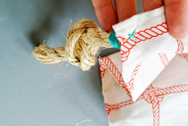 DIY ผ้าปูโต๊ะแสนเก๋ จากปลอกหมอนผืนเก่า