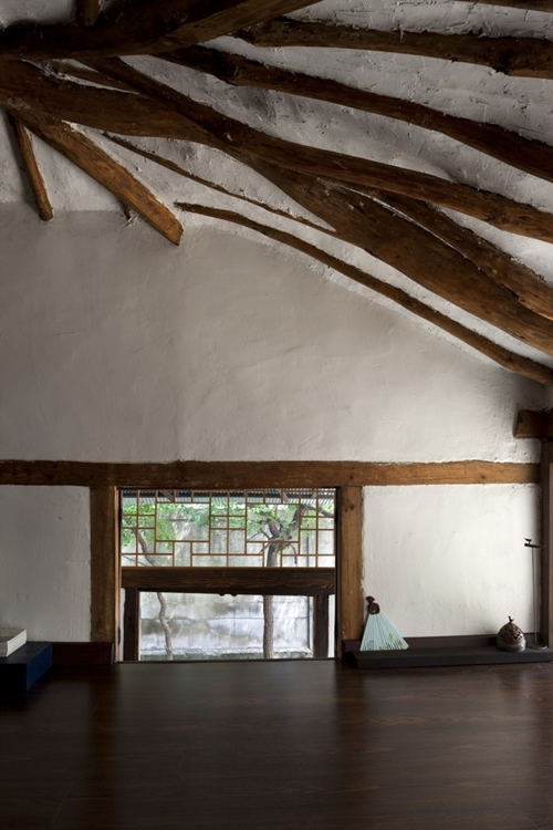 บ้านชั้นเดียวสไตล์เกาหลียุคโบราณ เสน่ห์สวยกลางตึกสูง