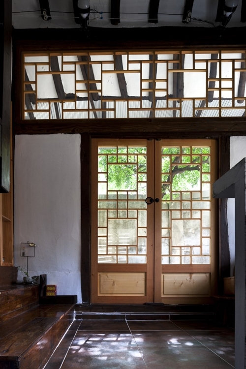 บ้านชั้นเดียวสไตล์เกาหลียุคโบราณ เสน่ห์สวยกลางตึกสูง