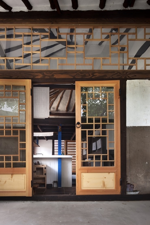 บ้านชั้นเดียวสไตล์เกาหลียุคโบราณ เสน่ห์สวยกลางตึกสูง