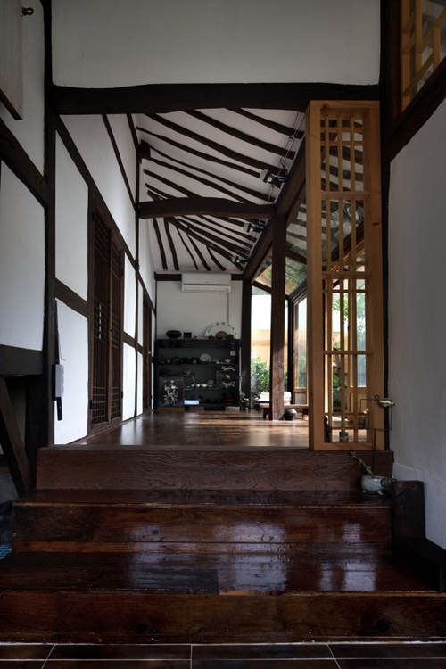 บ้านชั้นเดียวสไตล์เกาหลียุคโบราณ เสน่ห์สวยกลางตึกสูง