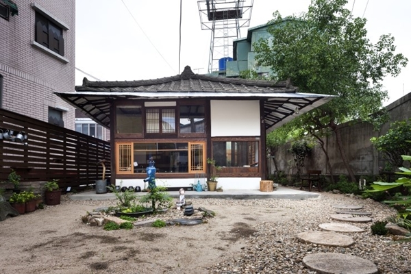 บ้านชั้นเดียวสไตล์เกาหลียุคโบราณ เสน่ห์สวยกลางตึกสูง