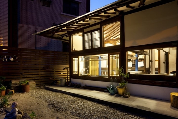 บ้านชั้นเดียวสไตล์เกาหลียุคโบราณ เสน่ห์สวยกลางตึกสูง