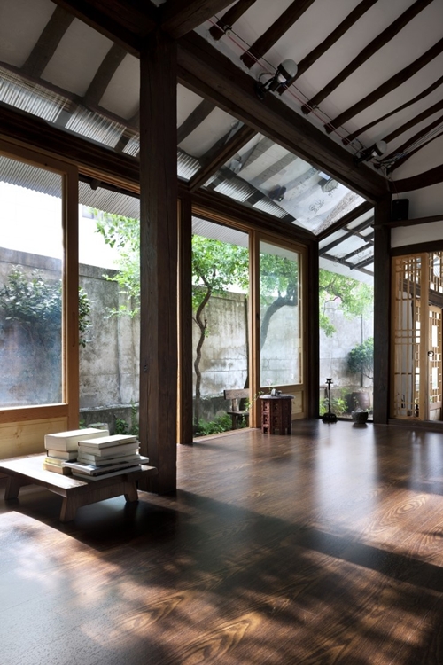 บ้านชั้นเดียวสไตล์เกาหลียุคโบราณ เสน่ห์สวยกลางตึกสูง