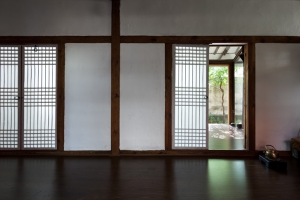 บ้านชั้นเดียวสไตล์เกาหลียุคโบราณ เสน่ห์สวยกลางตึกสูง