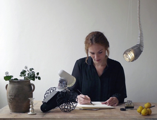 โคมไฟอัจฉริยะ มีเซ็นเซอร์ในตัว เคลื่อนไหวเองได้ 