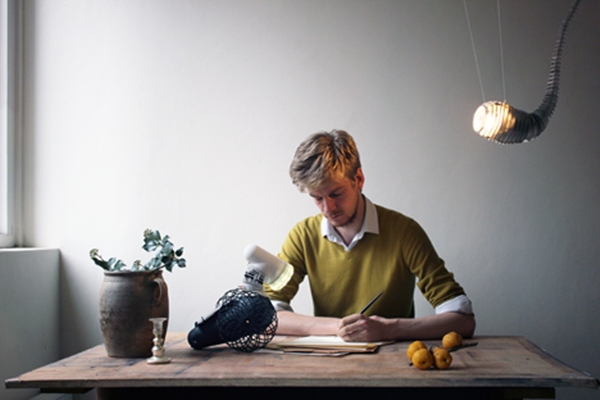 โคมไฟอัจฉริยะ มีเซ็นเซอร์ในตัว เคลื่อนไหวเองได้ 