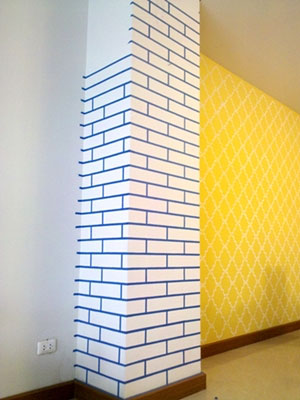  เจ๋ง! ประหยัดงบด้วยฝีมือ DIY วอลเปเปอร์และเสาอิฐเทียม