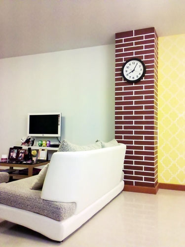  เจ๋ง! ประหยัดงบด้วยฝีมือ DIY วอลเปเปอร์และเสาอิฐเทียม