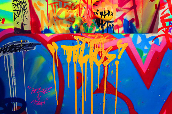 วิถีกราฟฟิตี้บนพื้นห้องสีขาว ความแตกต่างที่ลงตัว