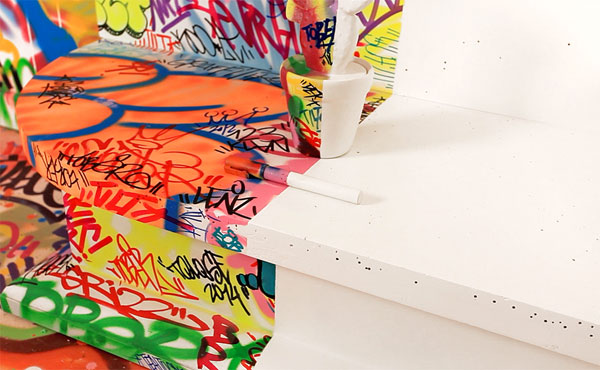 วิถีกราฟฟิตี้บนพื้นห้องสีขาว ความแตกต่างที่ลงตัว