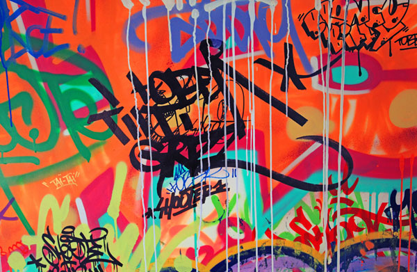 วิถีกราฟฟิตี้บนพื้นห้องสีขาว ความแตกต่างที่ลงตัว