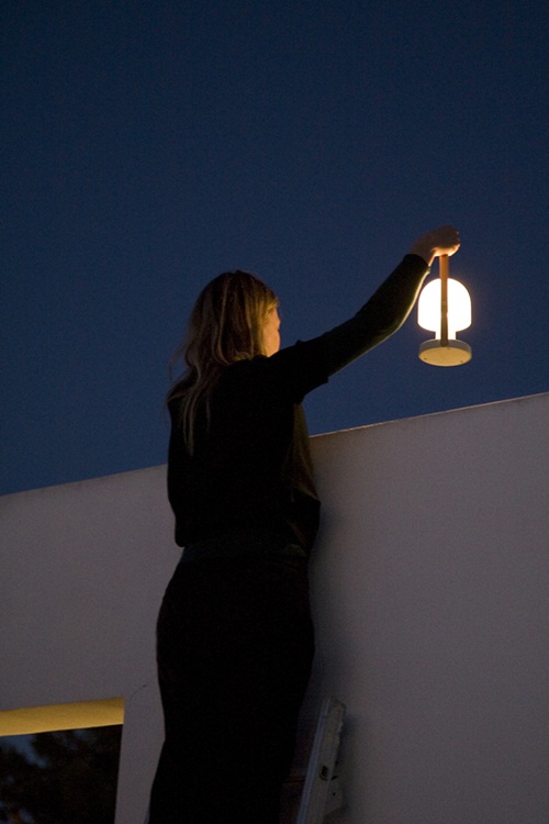 โคมไฟมือถือ ชาร์จไฟได้ ตัวช่วยยามไฟดับ