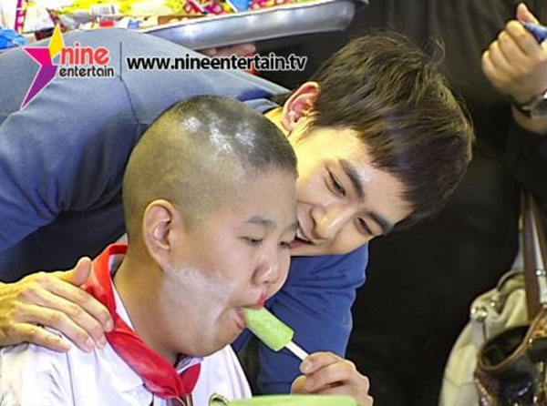 นิชคุณ นำแฟนคลับ เลี้ยงอาหารเด็กพิการ ปากเกร็ด