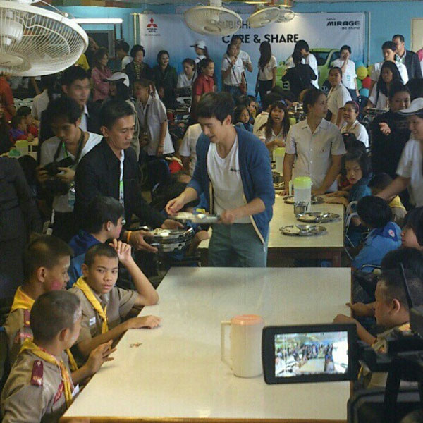 นิชคุณ นำแฟนคลับ เลี้ยงอาหารเด็กพิการ ปากเกร็ด