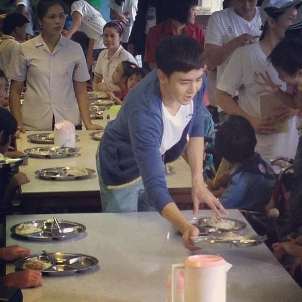 นิชคุณ นำแฟนคลับ เลี้ยงอาหารเด็กพิการ ปากเกร็ด