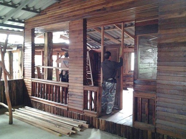 จากบ้านที่ปล่อยให้รกร้าง รีโนเวทใหม่เป็นบ้านไม้น่าอยู่