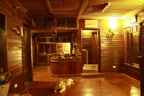 จากบ้านที่ปล่อยให้รกร้าง รีโนเวทใหม่เป็นบ้านไม้น่าอยู่