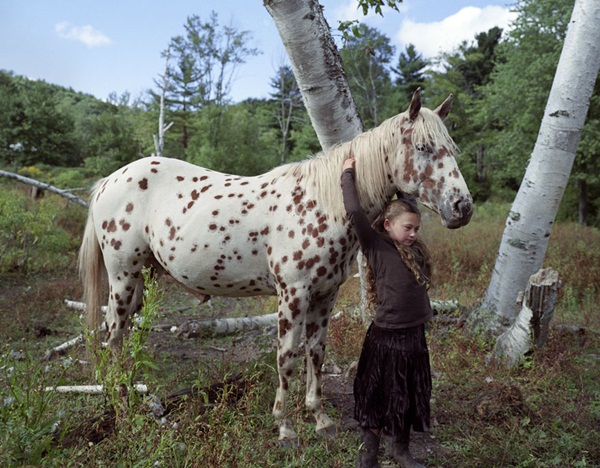 สาวน้อยใช้ชีวิตกับสัตว์ป่าอย่างกลมกลืน