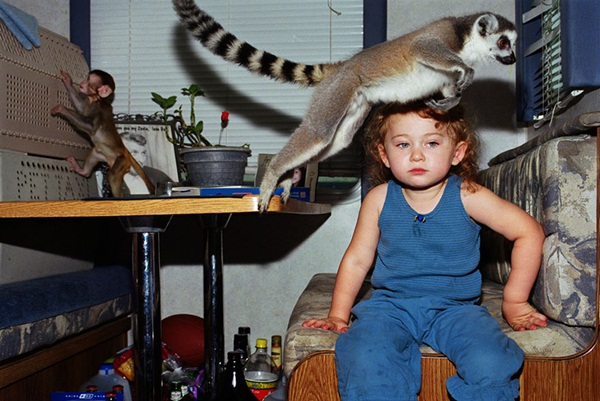 สาวน้อยใช้ชีวิตกับสัตว์ป่าอย่างกลมกลืน