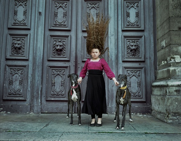 สาวน้อยใช้ชีวิตกับสัตว์ป่าอย่างกลมกลืน