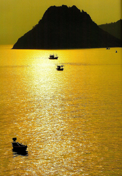 ใต้เงาฝนต่อหน้าทะเลและผู้คน ประจวบคีรีขันธ์