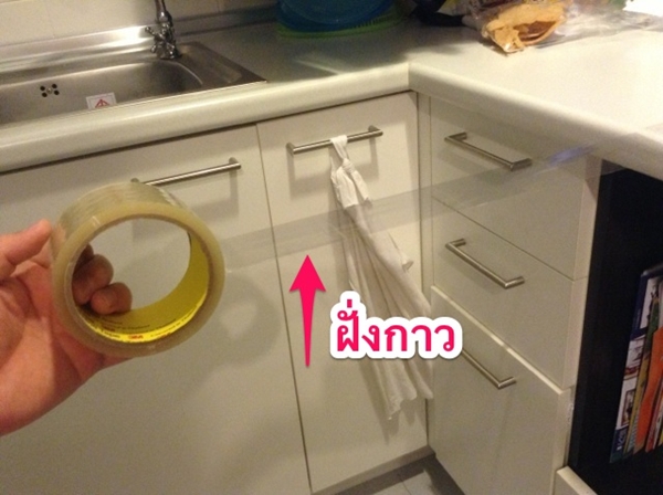 ทำความสะอาดที่นอนแบบง่าย ๆ ด้วยเทปกาว D.I.Y.